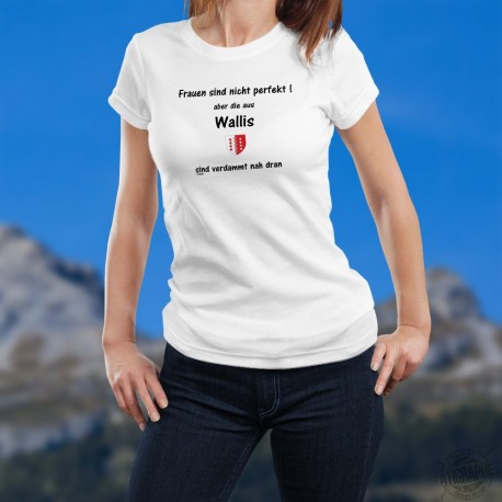 Frauen sind nicht perfekt aber die aus Wallis sind verdammt nah dran ★ Walliser Wappen ★ Damen T-shirt